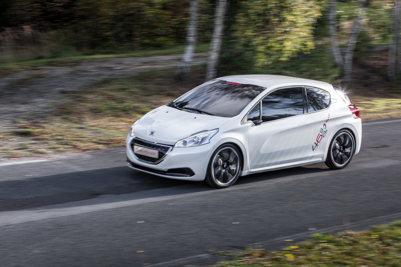 Sous les feux des projecteurs au Salon de Francfort en septembre, la 208 Hybrid FE s'est dégourdie les jambes sur le circuit de Mortefontaine courant octobre.