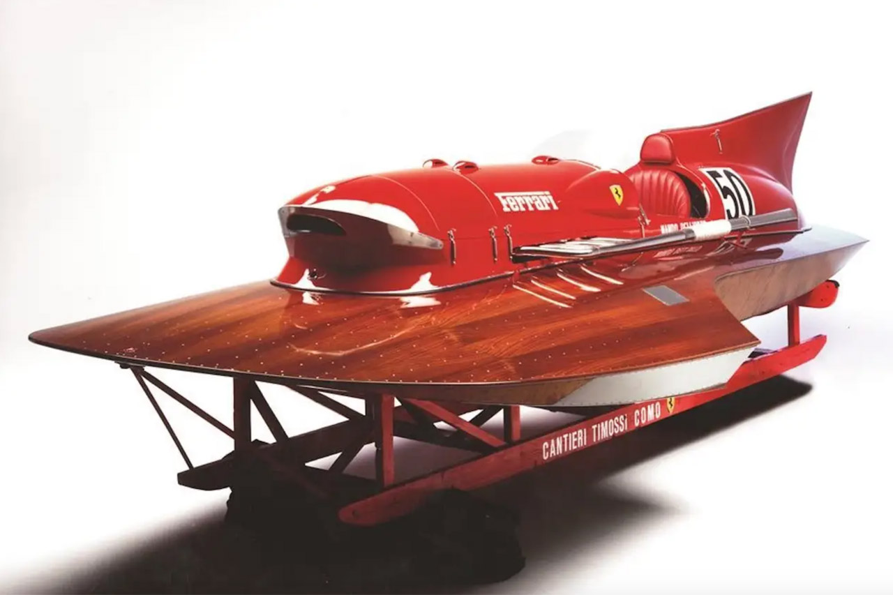Un bateau Ferrari de record de vitesse à vendre