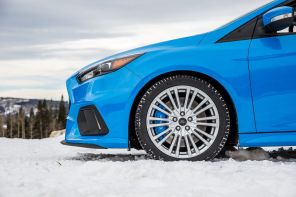 roue avant Ford Focus RS bleue neige