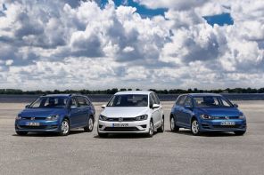 Volkswagen Golf berline, Golf SW et Golf Sportsvan stationnés cote a cote sous un ciel nuageux