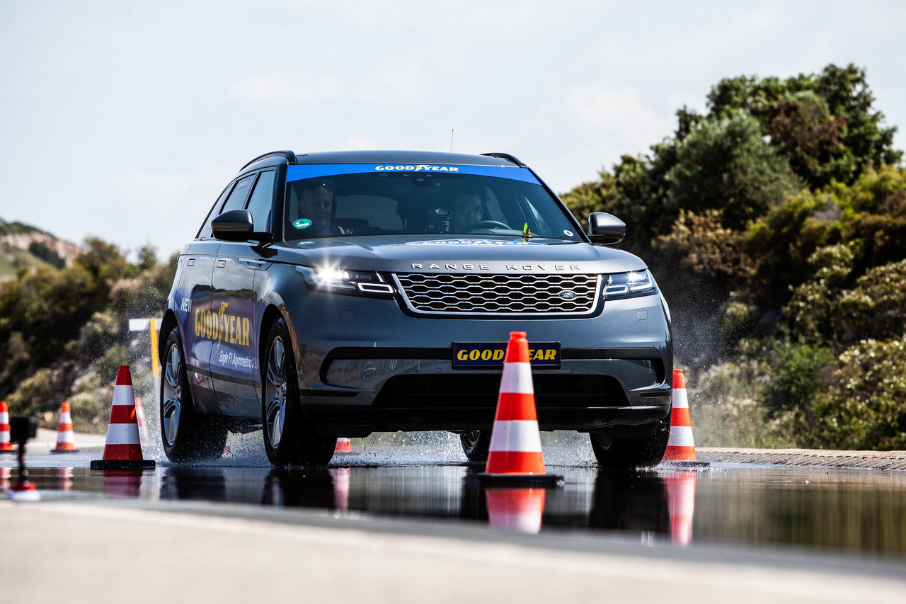 Photo 5 - Goodyear Eagle F1 Asymmetric 3 SUV Range Rover Velar ...