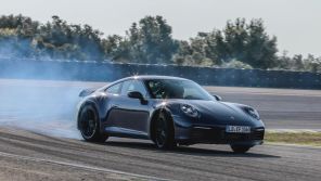 Porsche 911 992 sur circuit en dérapage