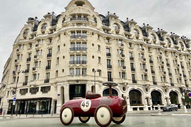 Pâques 2021. Le bolide et le pilote à croquer de l'hôtel ...