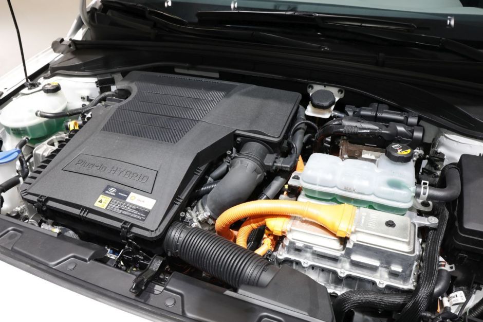 Toyota Prius vs Hyundai Ioniq : le match des hybrides ...