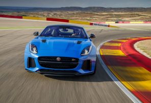 Jaguar F-Type SVR 2016 bleu roulant sur circuit vue de pleine face