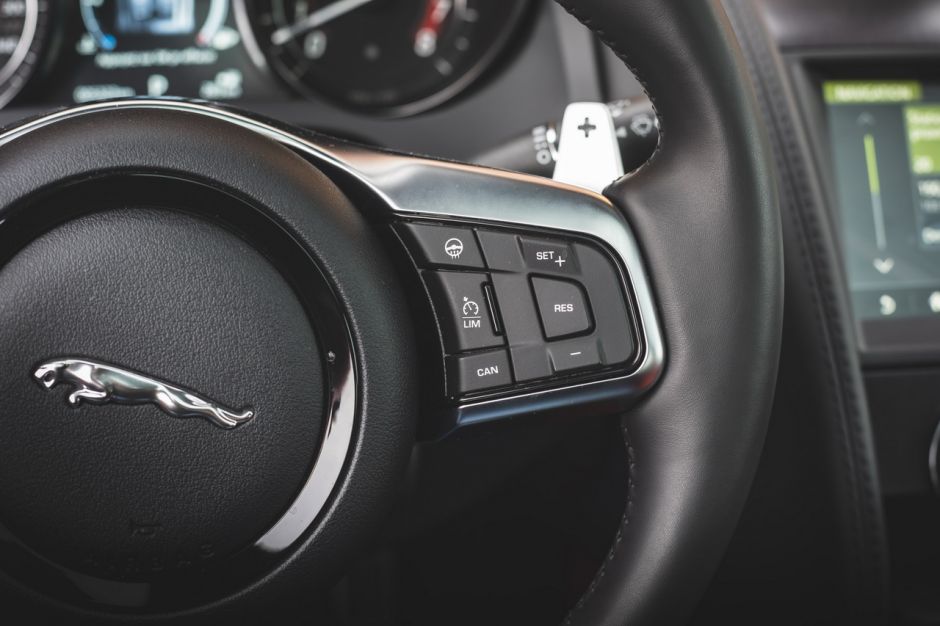 Essai Comparatif Aston Martin Vantage Vs Jaguar F Type