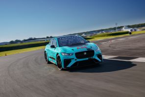 Jaguar I-Pace eTrophy bleu travelling avant droit