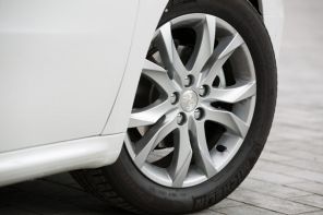 Photographie de la jante de la Peugeot 208 SW
