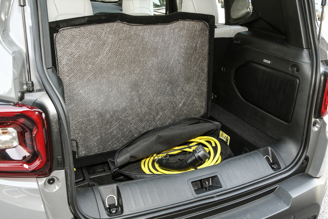 Photo 29 Coffre Jeep hybride rechargeable Jeep Renegade 4xe au volant de la Jeep hybride