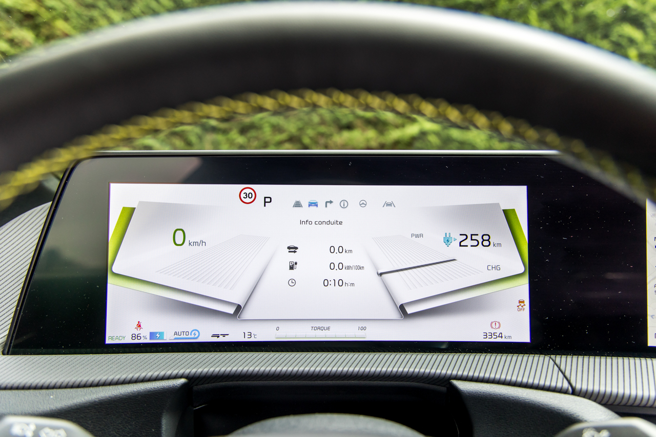 Photo 24 Kia EV6 GT compteur Essai comparatif. La Kia EV6 GT défie la Tesla Model Y Performance