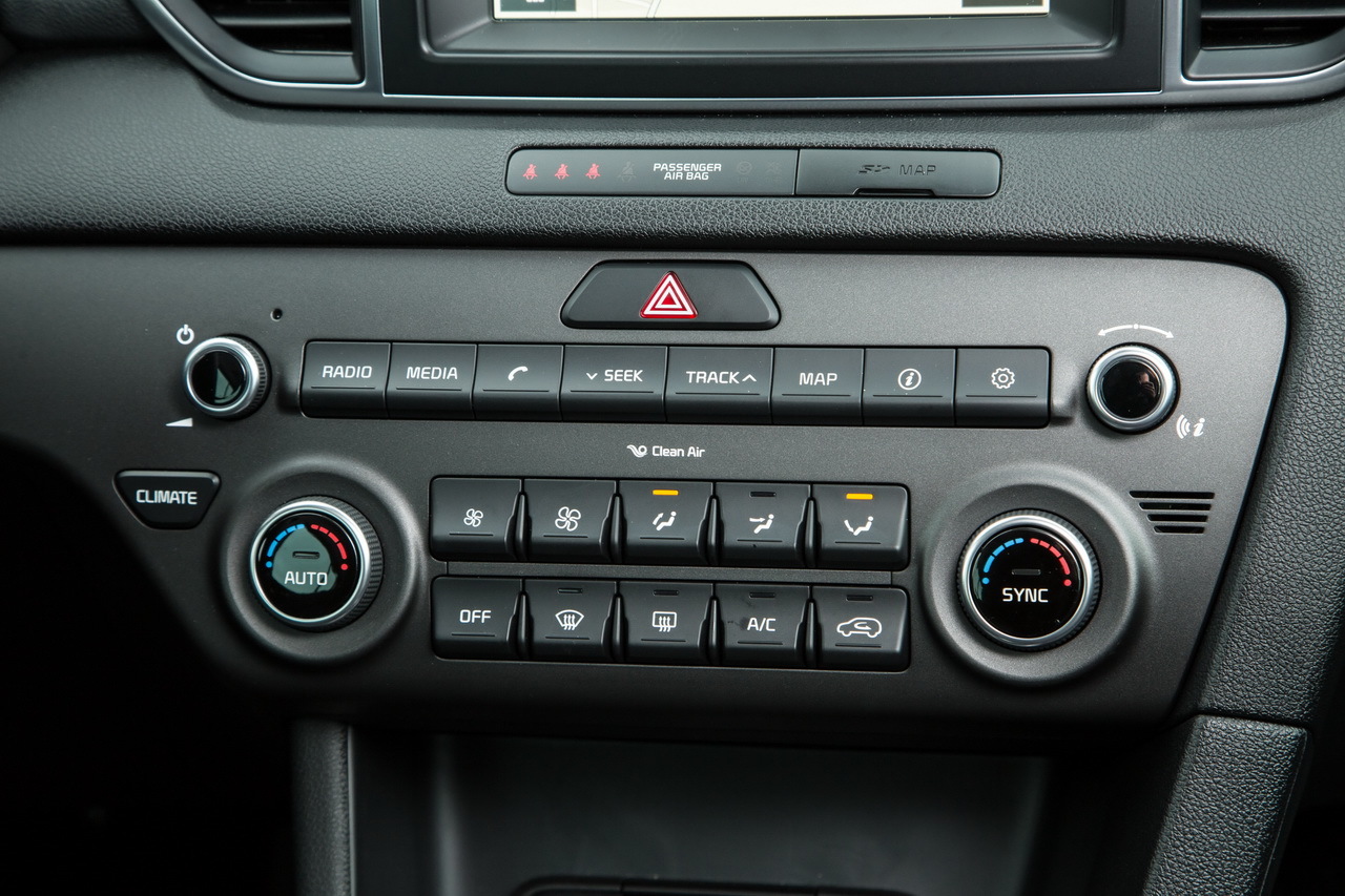 Photo 11 Kia Sportage 2016 Active vue des boutons sur la console