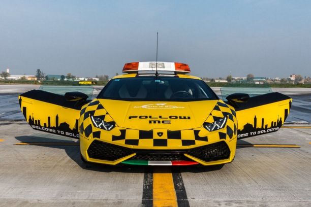 Une Lamborghini Huracan En Service A L Aeroport De Bologne