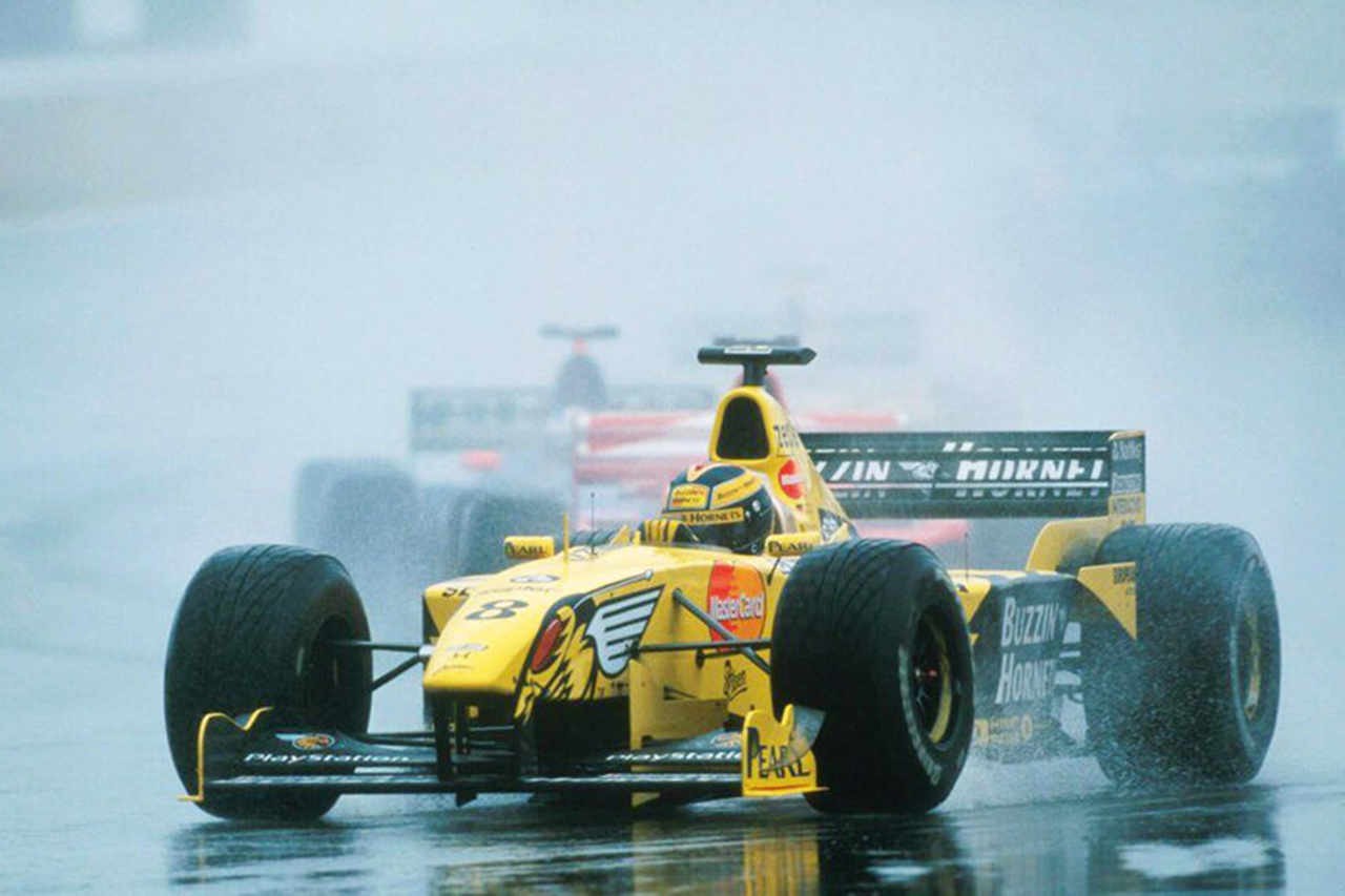 Sous une pluie diluvienne, Heinz Harald Frentzen crée la sensation pour s'octroyer une belle victoire à Magny Cours. Ce succès, lui permettra de se repositionner dans la course au titre, même si cela restera insuffisant face à Mika Hakkinen et Eddie Irvine.