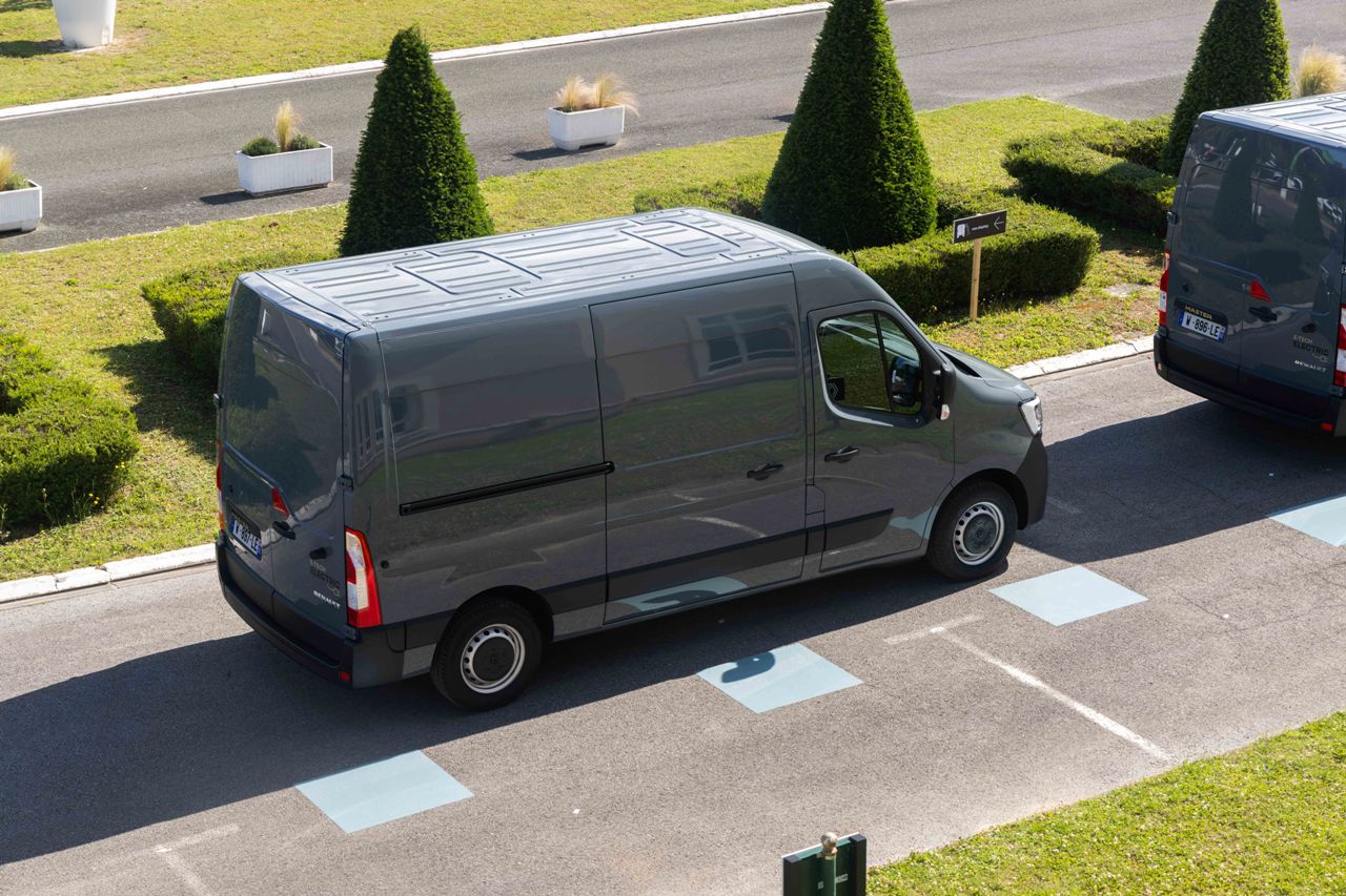 renault master E-tech van range
