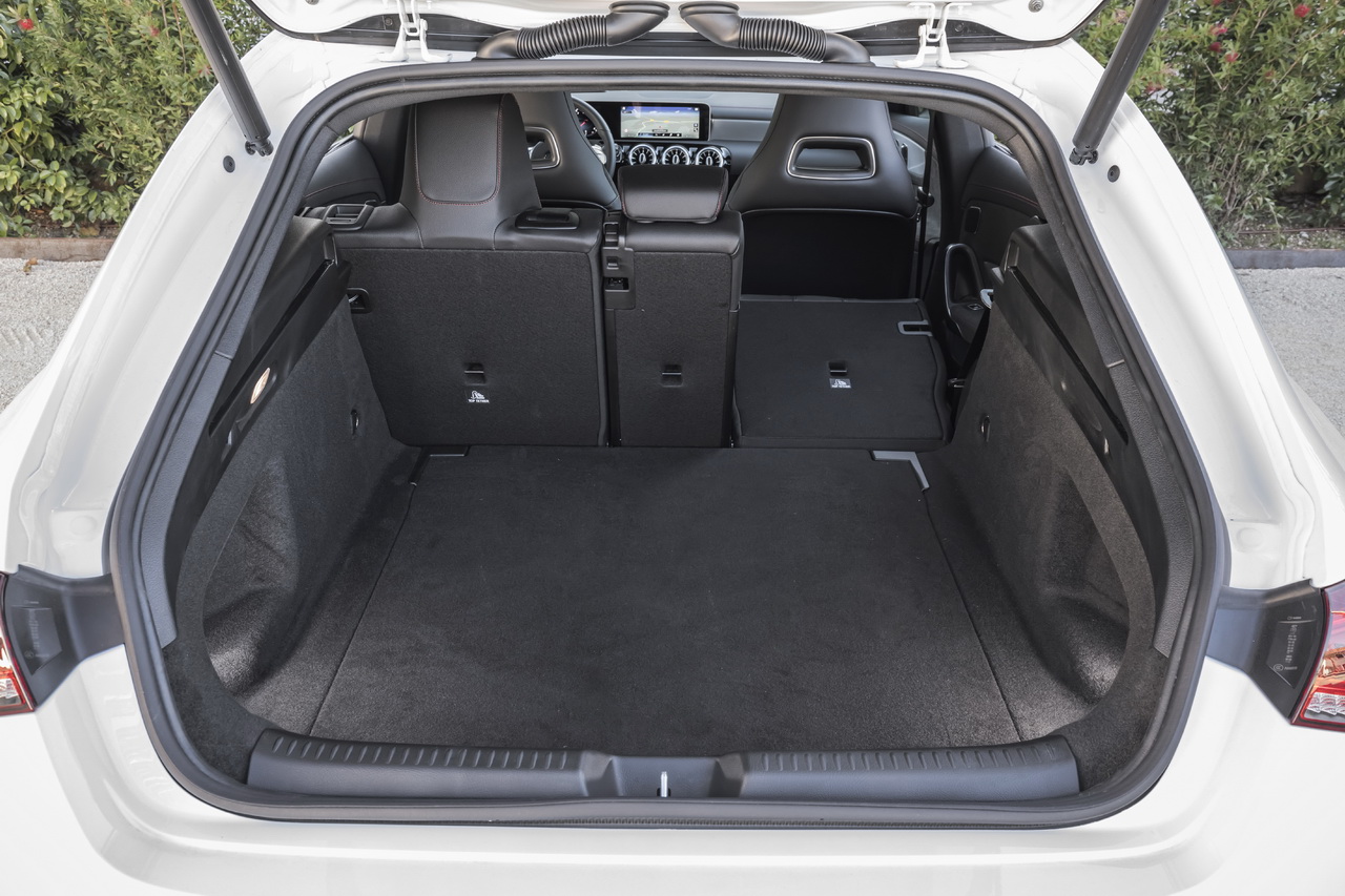 Mercedes Cla Shooting Brake Kofferraum Maße Dans l'habitacle du CLA Shooting Brake AMG Line