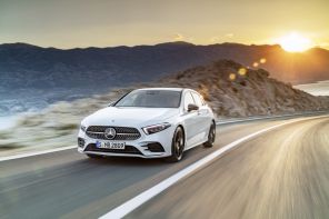 Mercedes Classe A 2018 blanc travelling avant gauche