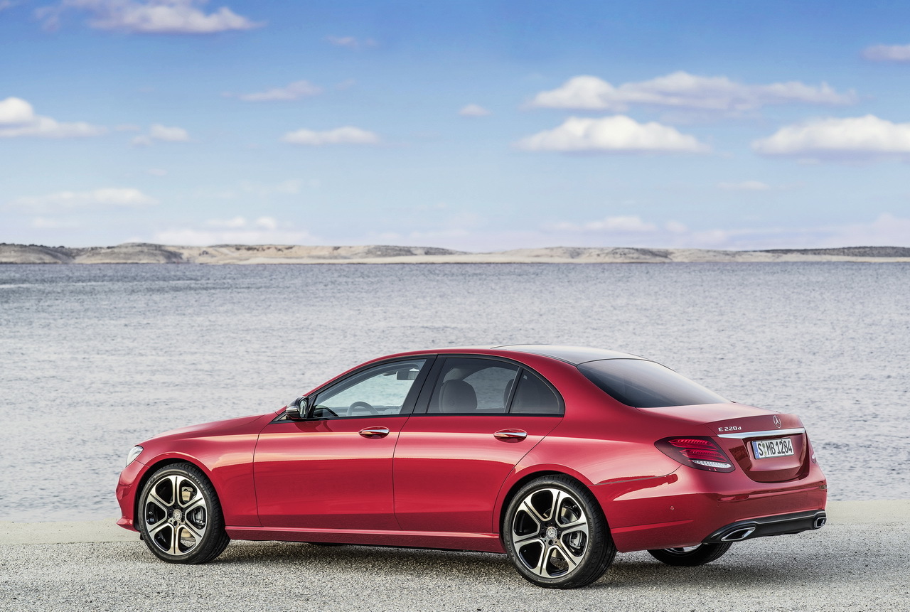 Photo 7 Mercedes Classe E 2016 vue profil rouge statique Mercedes Classe E (2016