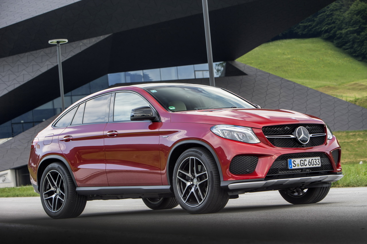 Photo 12 Mercedes GLE Coupé 450 AMG rouge 2015 stationné vue avant