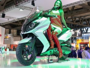 Les seules nouveautés du salon du deux roues de Milan 2014 sont le Quadro 4, le Honda 125 Forza , les Kymco 300 Agility maxi et le 350 Downtown.