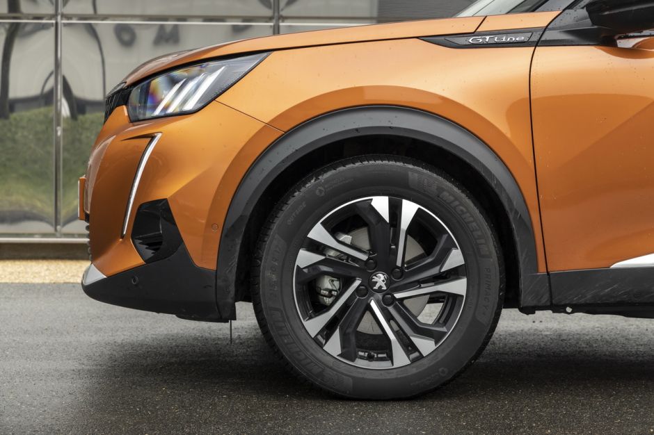 Essai Comparatif Le Peugeot 2008 D 233 Fie Le 3008 Photo