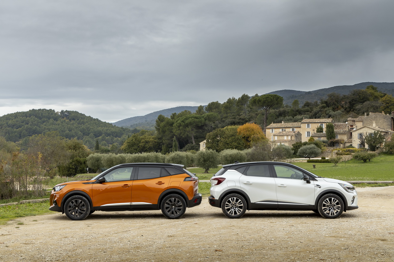 Photo 30 2008 vs captur de profil Essai comparatif le Peugeot 2008 (2020) défie le Renault