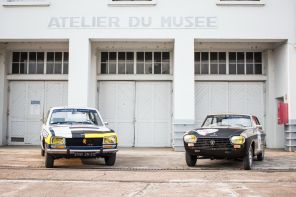 La Peugeot 204 coupé et l'une des deux 504 berlines engagées au Tour Auto 2017 posent devant l'atelier du musée de l'Aventure Peugeot à Sochaux.