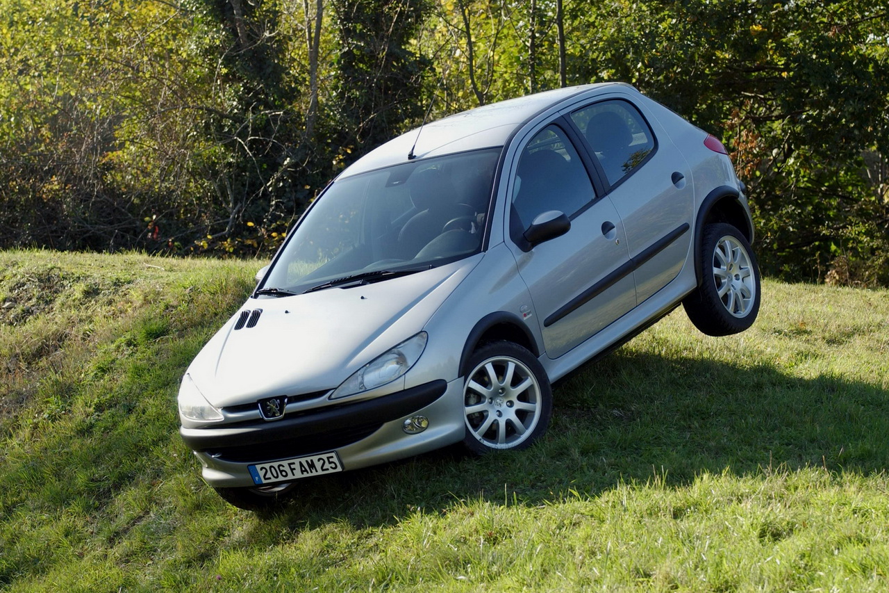 Il y a 20 ans, Peugeot dévoilait la 206 !