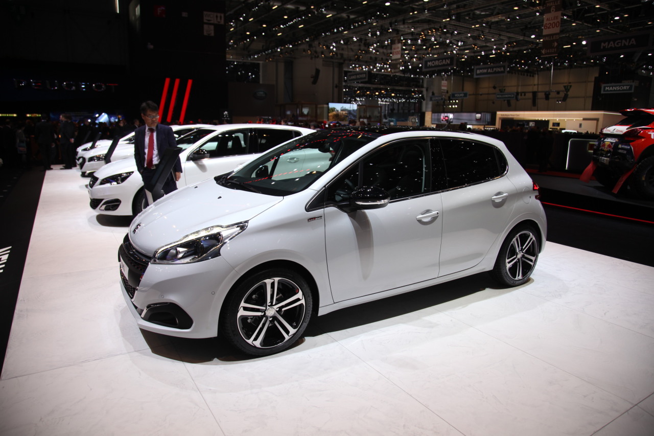 La Peugeot 8 Gt Line Voit Rouge Au Salon De Geneve 15