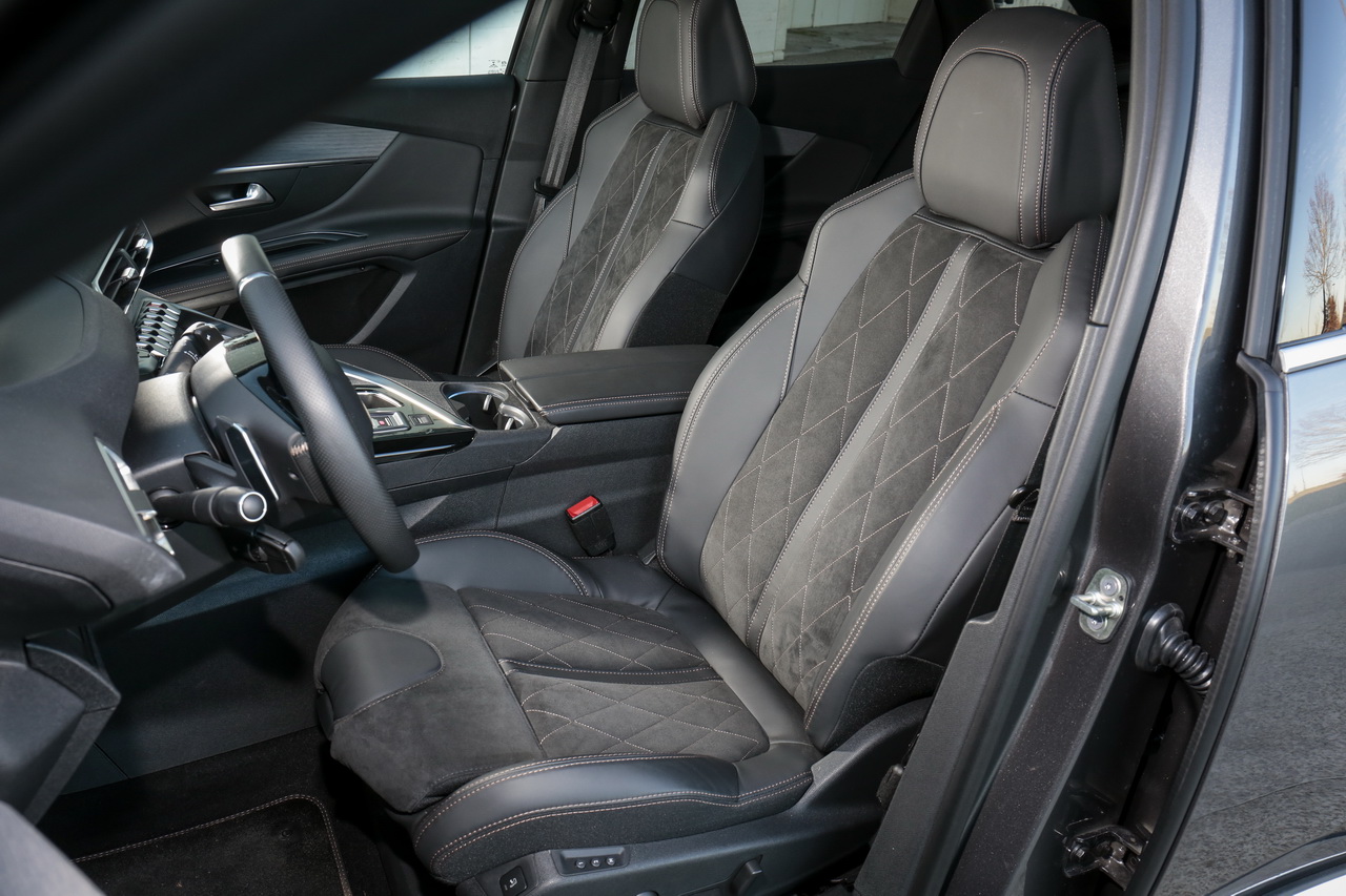 Essai Comparatif Le Peugeot 3008 Gt D 233 Fie Le Land Rover