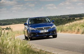 Peugeot 308 Allure bleu action avant droite