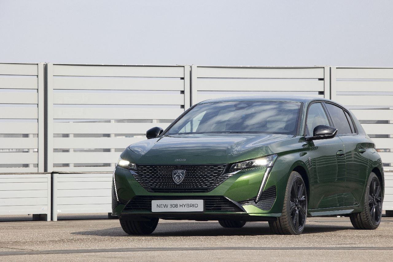 Photo 7 Peugeot 308 GT 2021 vert olivine couleur de lancement/ Peugeot 308 2021. A bord de
