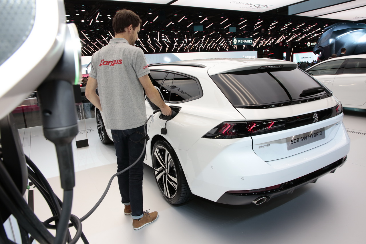 Peugeot 508 Hybrid La Berline Et Le Break Deja Sur Le Stand