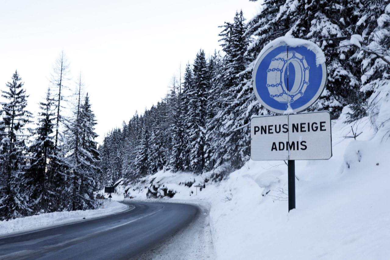 Pneus hiver. Obligatoires dans certaines zones dès novembre 2021.