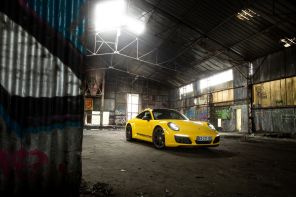 Porsche 911 Carrera T jaune statique avant droit