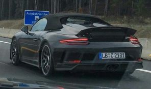 Porsche 911 Speedster noir sur autoroute