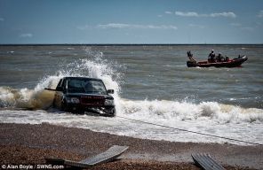 Un Range Rover submergé par la marée montante
