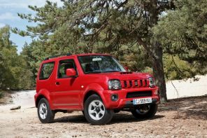 3/4 avant Suzuki Jimny rouge
