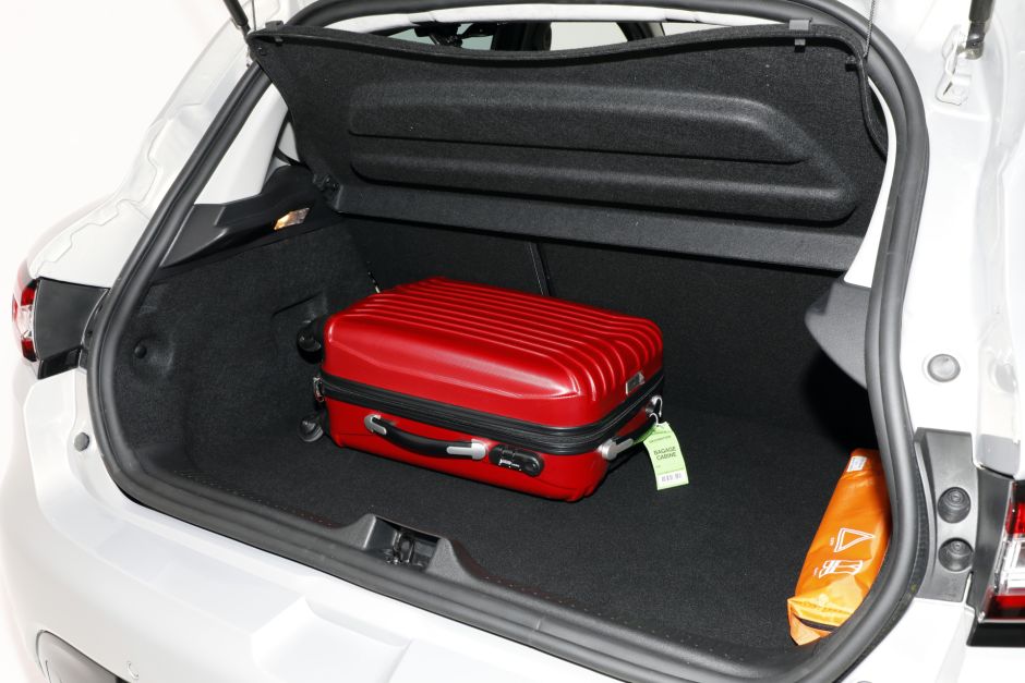 ford 2017 vs renault clio 4 premier match photo ford 2017 vs renault clio 4 premier match photo