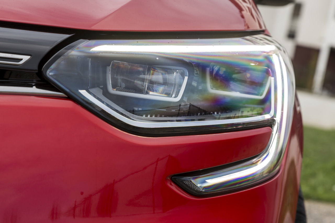 Photo 1 feux de jour mégane 4 Essai comparatif la Renault Mégane défie la Volkswagen Golf