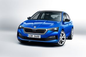 Skoda Scala vue avant bleue en studio sur fond blanc