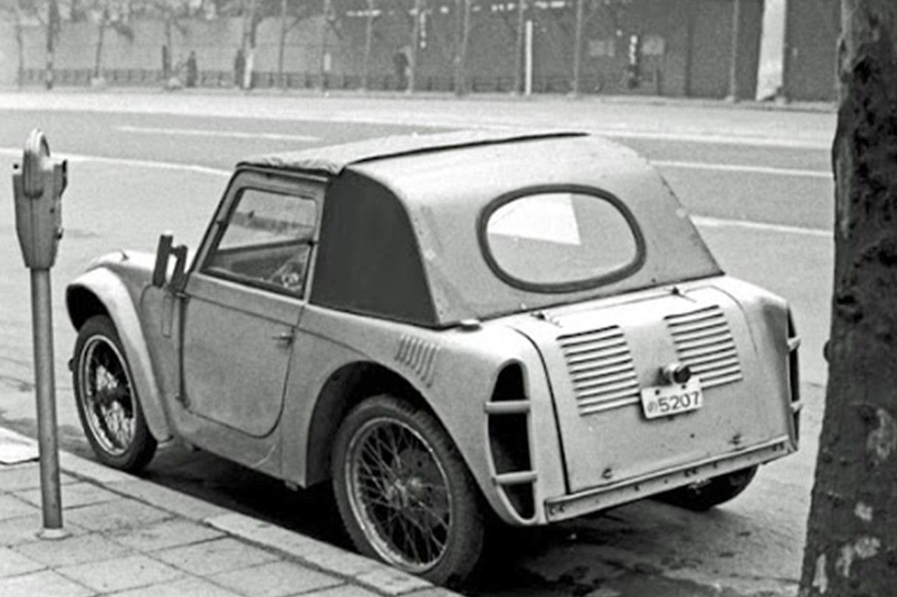 Flying Feather. The Japanese Citroën “2CV” with motorcycle wheels Ace