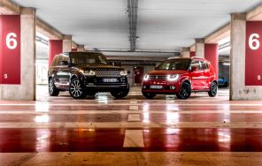 Land Rover Range Rover noir Suzuki Ignis rouge parking
