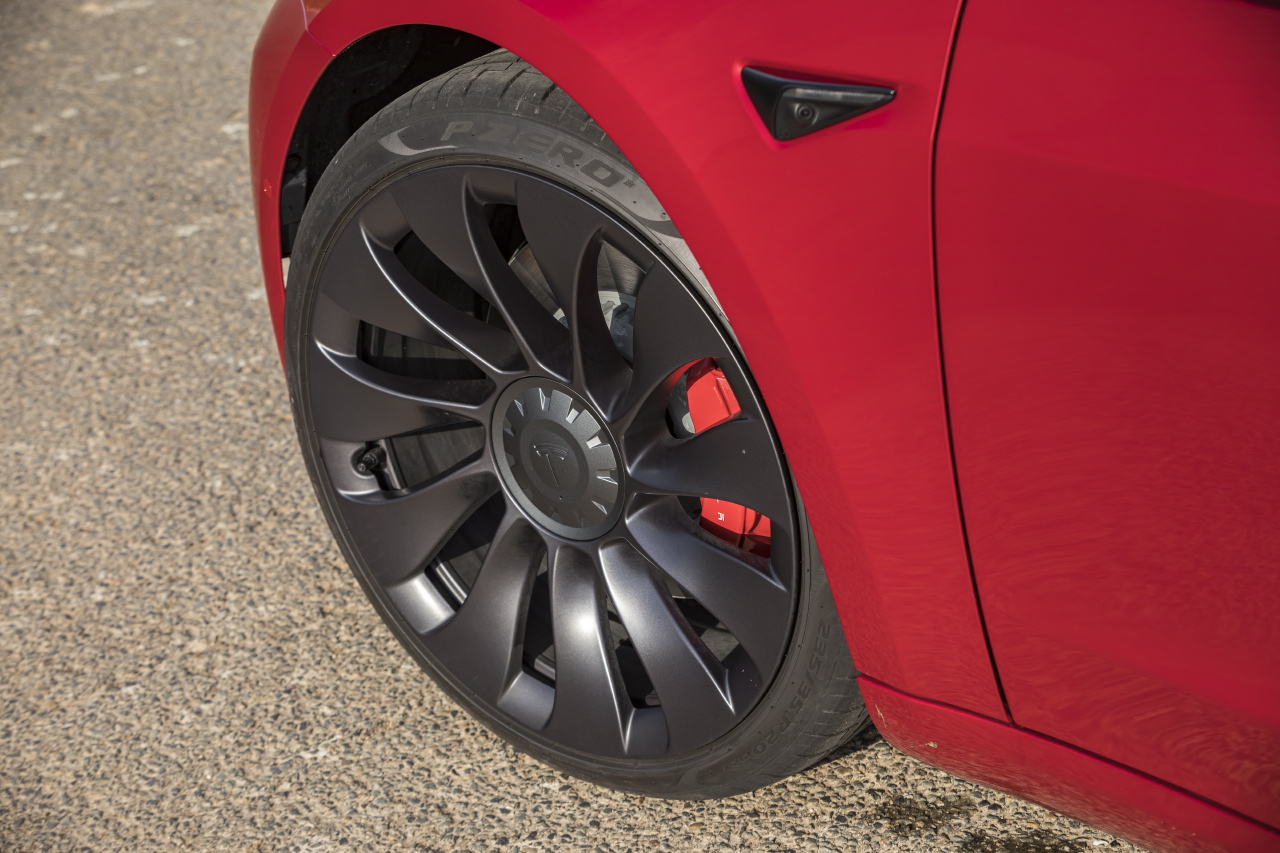 Photo 28 jantes noires Tesla Model 3 Tesla Model 3 Performance l