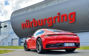 Porsche 911 992 Carrera S rouge indien statique arrière au Nurburgring