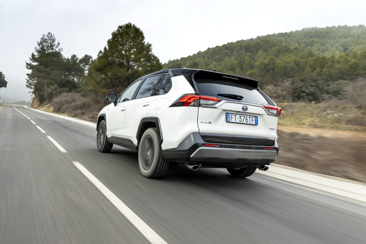 Toyota RAV4: Raja Segmen SUV Kompak, Rekomendasi dan Ulasan Mendalam