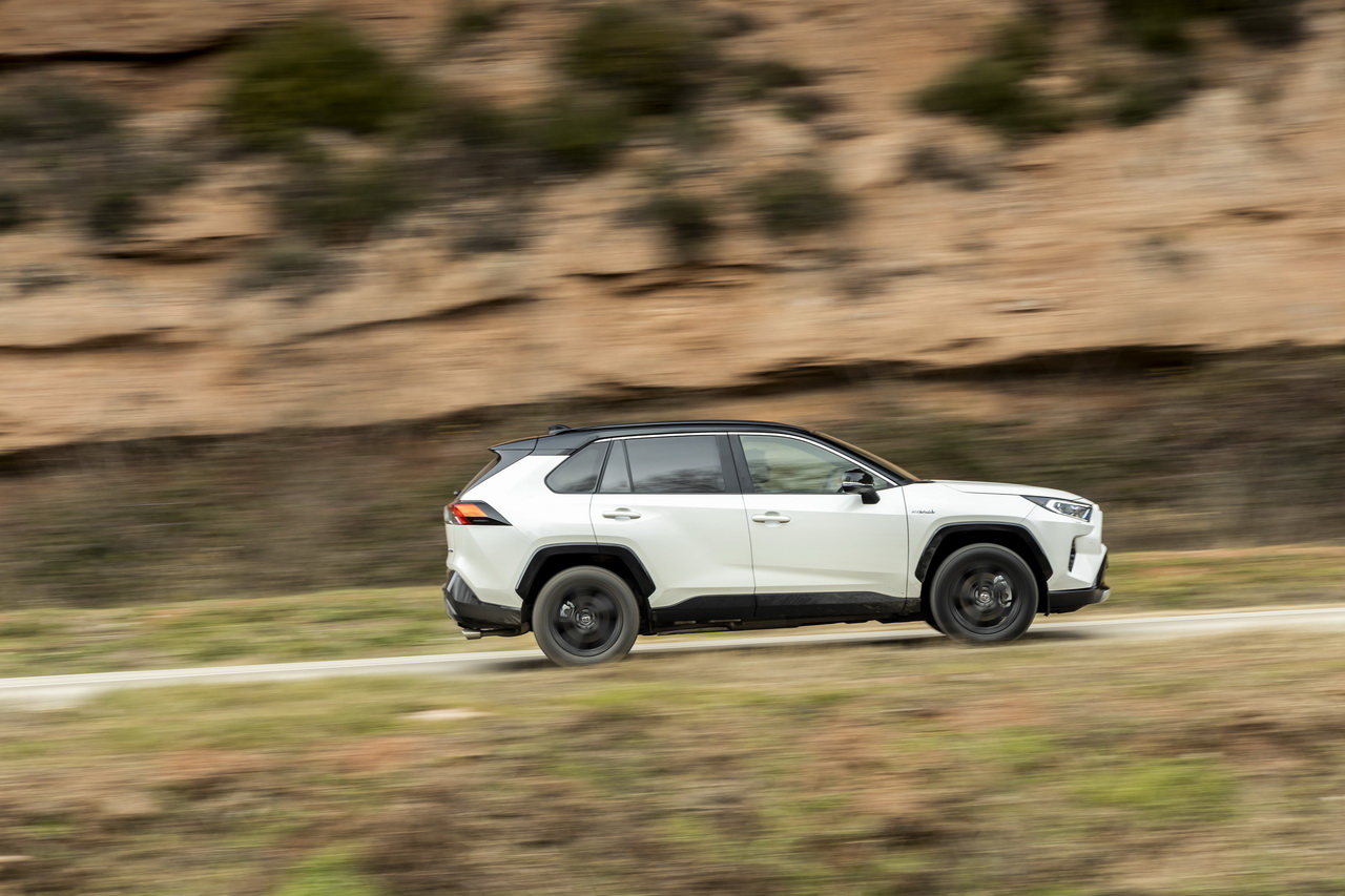 Essai Toyota RAV4 Hybride : notre avis sur le nouveau SUV hybride