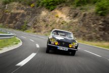 Peugeot 204 Coupé Tour Auto 2017 vue de face sur la route