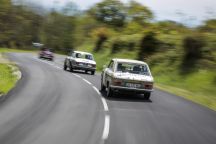 Peugeot 204 Coupé au Tour Auto 2017 sur une route derrière une Alfa