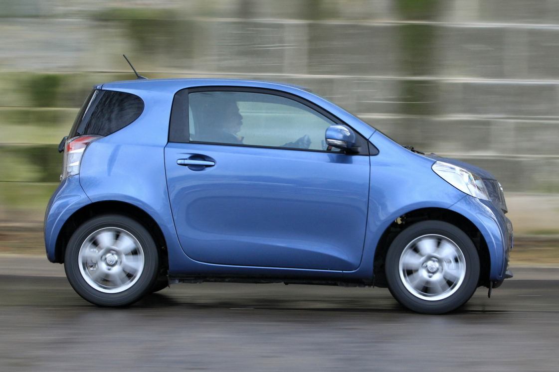 Photo 33 toyota iq bleue Voitures 3 places. La saga de la Citroën 5HP à la Gordon Murray T50