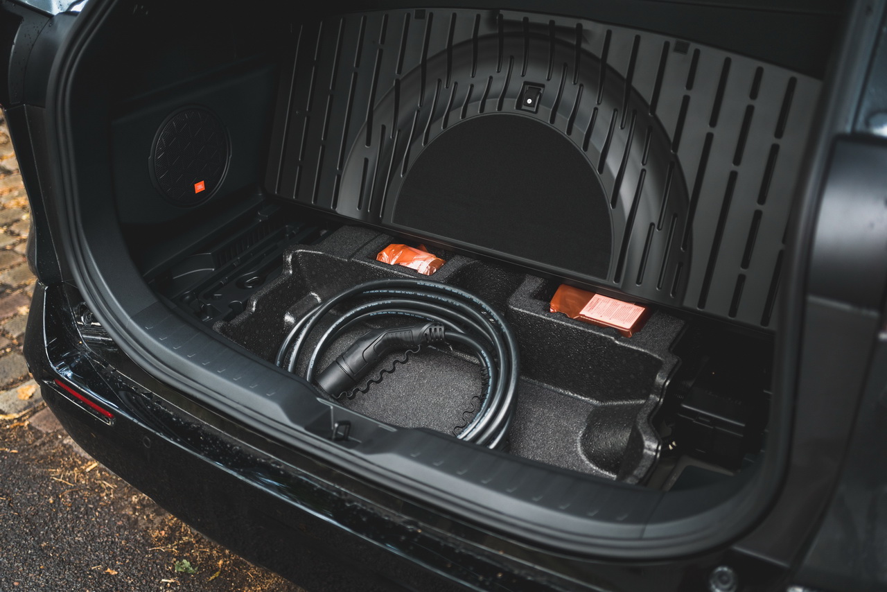 Photo 26 coffre et cable recharge Toyota RAV4 Hybride Rechargeable (2020) Essai Toyota RAV4